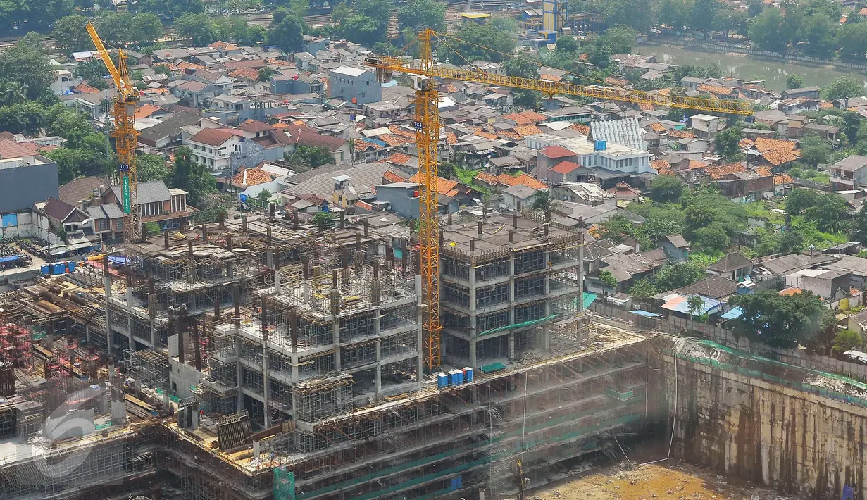 Sebuah proyek bangunan yang sedang dalam tahap penyelesaian di Jakarta, Senin (27/2). Jumlah tersebut turun sedikit dibandingkan tahun sebelumnya yang mencatat angka 5,89% secara tahunan atau year on year (yoy). (Liputan6.com/Angga Yuniar)