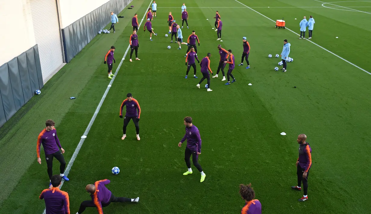 Suasana latihan pemain Manchester City di City Football Academy di Manchester, Inggris (6/11). City akan bertanding melawan wakil Ukraina, Shakhtar Donetsk pada grup F Liga Champions. (AFP Photo/Oli Scarff)