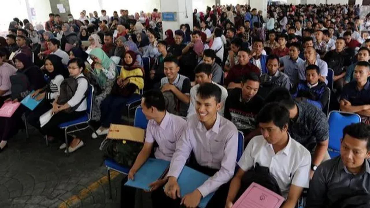 Selanjutnya, pada Pasal 23 Ayat 2 dijelaskan batas usia maksimal dapat dikecualikan pada jabatan tertentu.