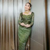 Ayu dewi kenakan kebaya hijau (instagram.com/askyfebrianti)