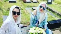 Ereatnya silaturahmi Reza Artamevia dan Angelina Sondakh setelah melewati beragam masalah hidup disanjung sejumlah selebritas dan warganet. &ldquo;Lovely,&rdquo; seru Mayangsari di kolom komentar. &ldquo;Masyaallah Tabarakallah, seneng banget aku lihatnya , sehat sehat ya kalian semuanya,&rdquo; Melly Goeslaw menyahut. &ldquo;Luar biasa 2 perempuan ini. Adem. Berkah untuk semuanya,&rdquo; @yeye**** menyanjung. (Foto: Dok. Instagram @rezaartameviaofficial)