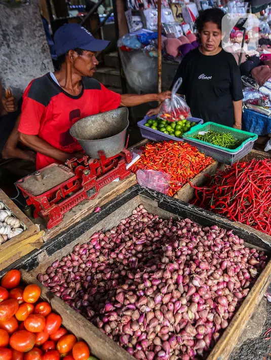 Harga cabai juga masih cukup mahal. Cabai merah keriting rata-rata dijualn Rp44.750/kg naik 2,33% dari pekan lalu dan cabai rawit merah Rp48.510/kg naik 3,94%.(Liputan6.com/Angga Yuniar)