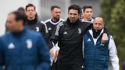 Kiper Juventus, Gianluigi Buffon bersiap mengikuti sesi latihan tim di Juventus Training Centre di Vinovo (10/4). Juventus akan bertanding melawan Real Madrid pada leg kedua babak perempat final Liga Champions di Bernabeu. (AFP Photo/Marco Bertorello)