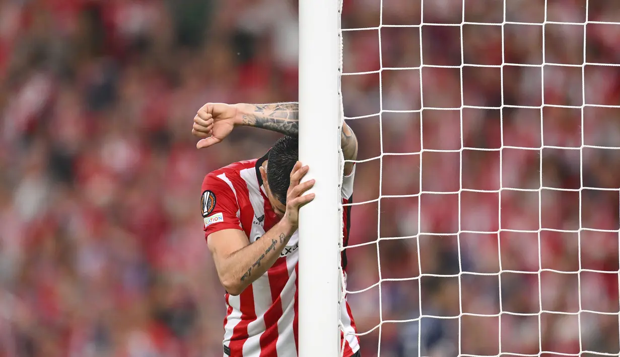 Ekspresi kecewa pemain Athletic Bilbao, Alex Berenguer dalam laga leg 1 semifinal Liga Europa 2024/2025 melawan Manchester United di San Mames Stadium, Bilbao, Spanyol, Kamis (01/05/2025) waktu setempat. (AP Photo/Miguel Oses)