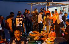 TNI Turun Tangan, Kerahkan Kapal Perang Evakuasi Korban KM Barcelona VA Terbakar di Laut Talise