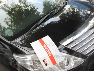 KPK menyita mobil Toyota Alphard milik politikus Partai Demokrat, Sutan Bhatoegana, Jakarta, Selasa (17/3/2015). Penyitaan terkait penyidikan kasus dugaan korupsi di Kementerian ESDM. (Liputan6.com/Helmi Afandi)
