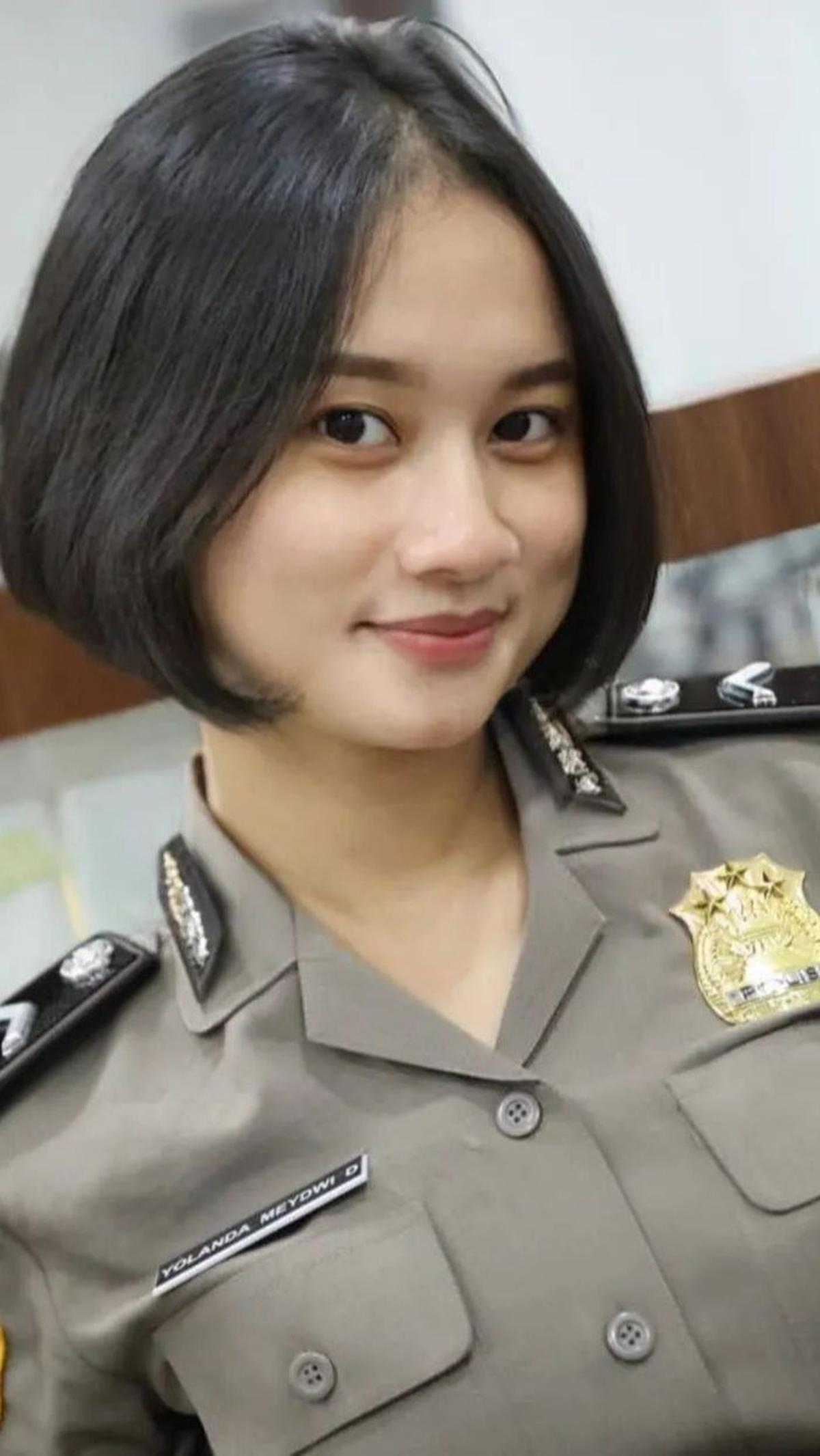 Berikut ketentuan sikap tampang rambut untuk polisi wanita:<br>