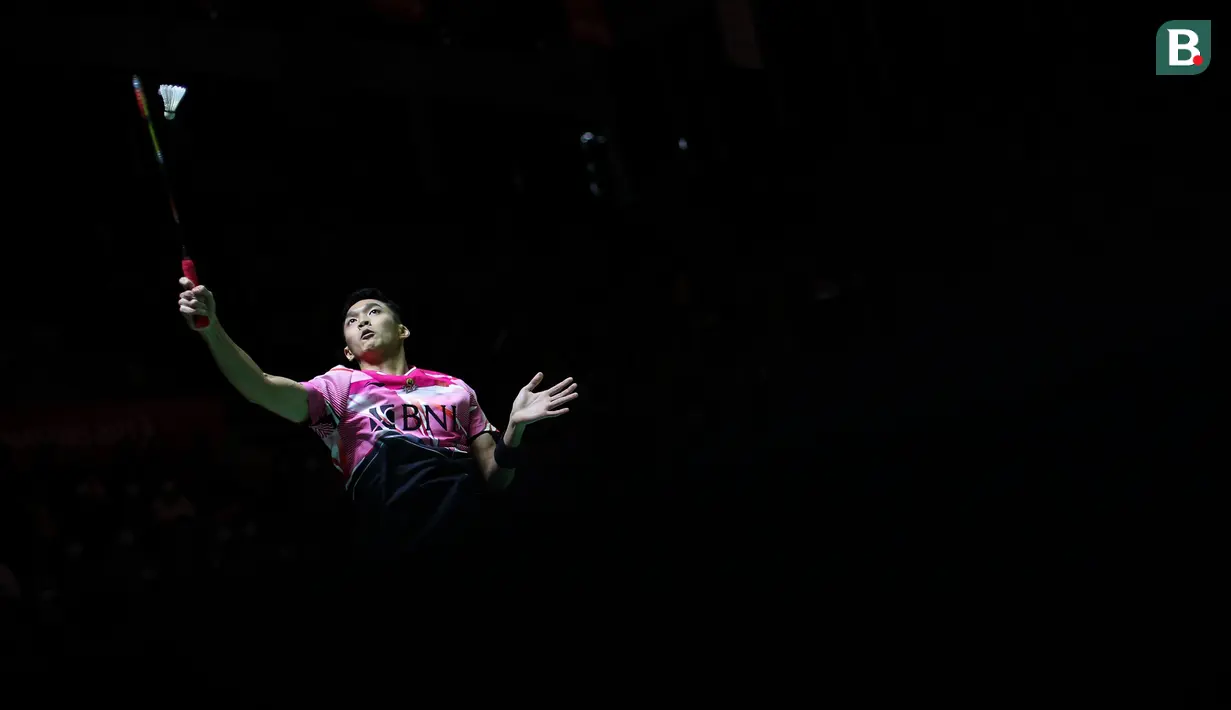 Pebulutangkis tunggal putra Indonesia, Jonatan Christie bertanding melawan pebulutangkis tunggal putra India, Lakshya Sen pada laga perempat final Indonesia Masters 2023 di Istora Senayan, Jakarta, Jumat (27/01/2023). Jojo menang dengan skor 15-21, 21-10, 21-13. (Bola.com/Bagaskara Lazuardi)