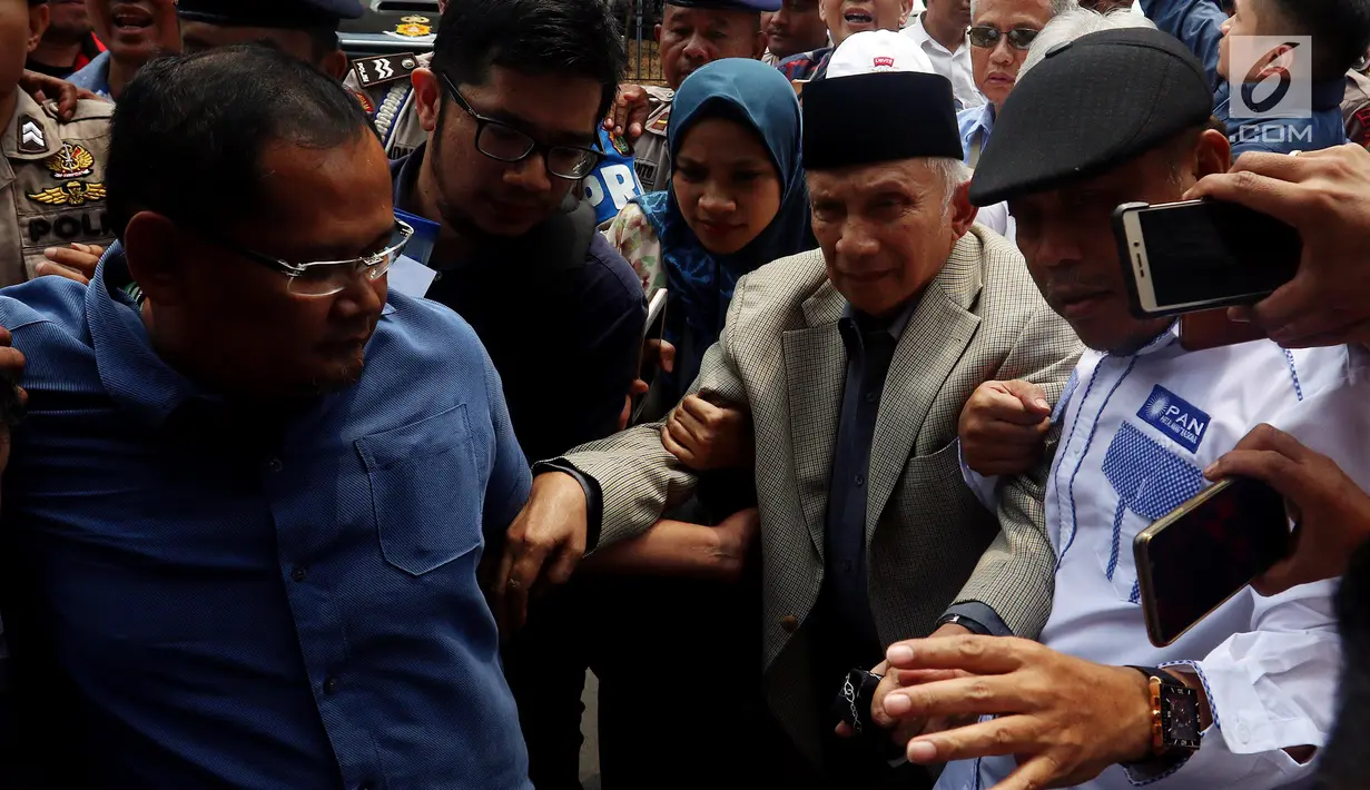 Politikus senior PAN, Amien Rais mendatangi Polda Metro Jaya, Jakarta, Rabu (10/10). Amien Rais tampak kesulitan berjalan untuk masuk ke ruang pemeriksaan sebagai saksi untuk tersangka Ratna Sarumpaet. (Liputan6.com/Johan Tallo)