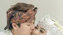Mengunggah tiga foto termasuk mengecup pipi istri, Rizky Billar menulis pesan terbuka yang menyebut hati Lesti Kejora kini menjadi tempatnya berteduh. “Kejoraku yang kini menjadi istriku. Sekian lama aku telah mendayuh. Lelah, gundah, gemuruh. Namun pada akhirnya inshaallah hatimulah yang jadi pelabuhan terakhir bagiku,dan tempat untuk-ku berteduh,” tulisnya. (Foto: Dok. Instagram @rizkybillar)