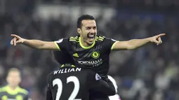 Pemain Chelsea, Pedro mencetak satu gol saat The Blues berjumpa Leicester City pada laga Premier League di King Power Stadium, Leicester, Sabtu (14/1/2017). Chelsea menang 3-0.  (AP/Rui Vieira)