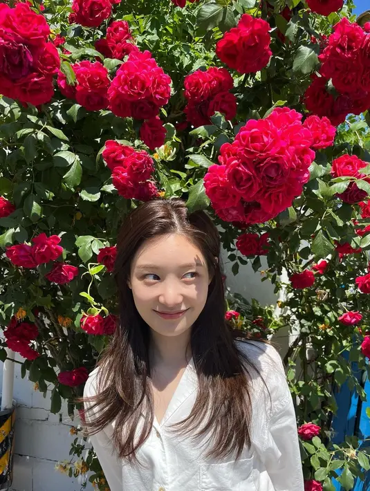 Selain berbakat di dunia akting, Jung Chaeyeon adalah seorang penyanyi di bawah naungan BH Entertainment dalam anggota girl grup DIA. (FOTO: instagram.com/j_chaeyeoni/)