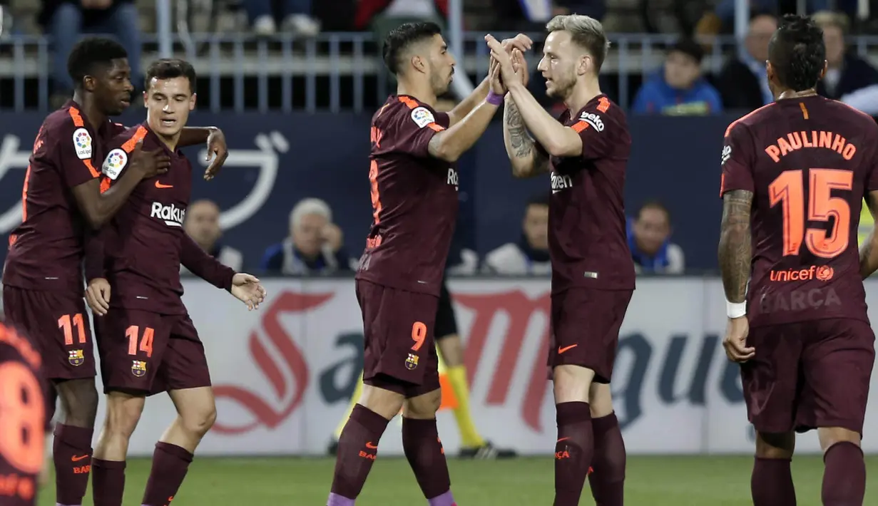 Para pemain Barcelona merayakan gol yang dicetak oleh Luis Suarez ke gawang Malaga pada laga La Liga di Stadion La Rosaleda, Sabtu (10/3/2018). Malaga takluk 0-2 dari Barcelona. (AP/M.Pozo)