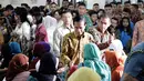 Sejumlah warga berebut bersalaman dengan Presiden RI, Joko Widodo saat puncak Peringatan Hari Ibu ke-86 di Gelanggang Olahraga Ciracas, Jakarta, Senin (22/12/2014). (Liputan6.com/Faizal Fanani)