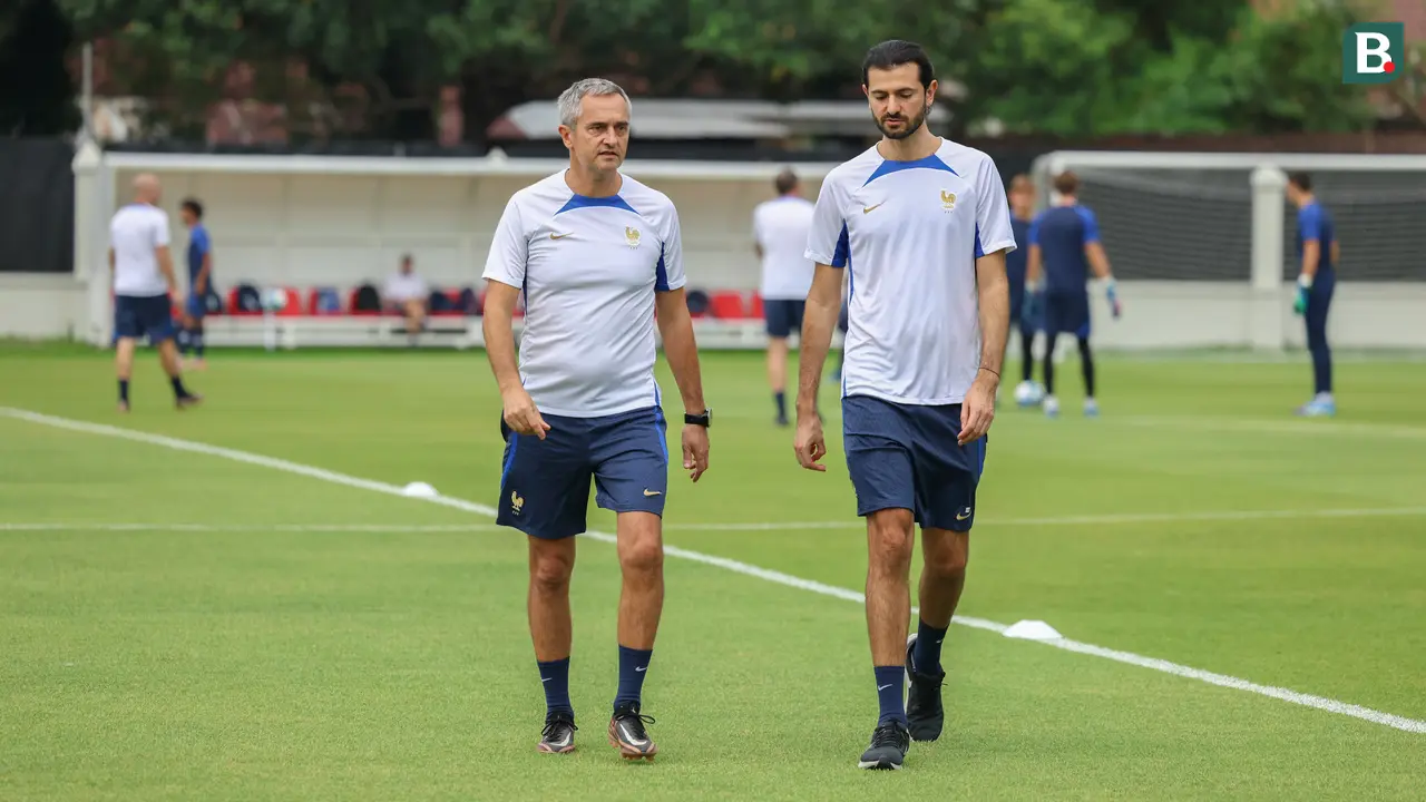 Pelatih Timnas Prancis U-17, Jean-Luc Vannuchi (kiri)