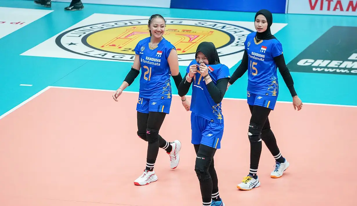 <p>Selebrasi pemain Timnas bola voli putri Indonesia, Wilda Siti Nurfadhilah (tengah) setelah memperoleh angka saat menghadapi Thailand pada laga putaran pertama SEA V League 2023 di Vinh Phuc Gymnasium, Hanoi, Vietnam, Jumat (4/8/2023). Indonesia kalah 0-3 (24-26, 24-26, 20-25) dari Thailand. (Dok. SEA V League 2023)</p>