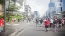 Warga berolahraga saat car free day (CFD) di kawasan Bundaran HI, Jakarta, Minggu (17/11/2019). Tidak adanya PKL membuat kawasan Bundaran HI tampak bersih dan rapi. (Liputan6.com/Faizal Fanani)