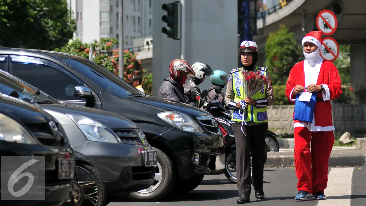 20151223-Polisi-Sinterklas-Bagikan-Bunga-dan-Masker-Jakarta-YR