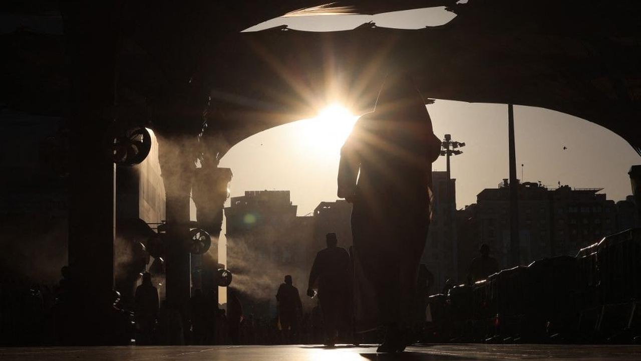 Mengutip laman NU Online, salat di Masjid Nabawi berbeda nilainya dengan nilai salat di masjid yang lain selain Masjidil Haram, hal ini sebagaimana hadits nabi dari Jabir, Rasulullah SAW bersabda:<br>