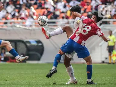 Pemain Atletico Madrid U-18 Adrian Gallego dan Ivan Hernandez bersaing dengan pemain Bali United U-18 pada laga perdana International Youth Championship (IYC) 2021 di Jakarta International Stadium (JIS), Rabu (13/4/2022). Atletico Madrid U-18 menang dengan skor 5-0. (Liputan6.com/Faizal Fanani)