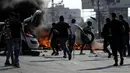 Para pedemo juga membakar ban sebagai bentuk protes mereka. Aksi ini sebagai protes besar-besaran mengecam serangan Israel ke Jalur Gaza. (AP Photo/Nasser Nasser)