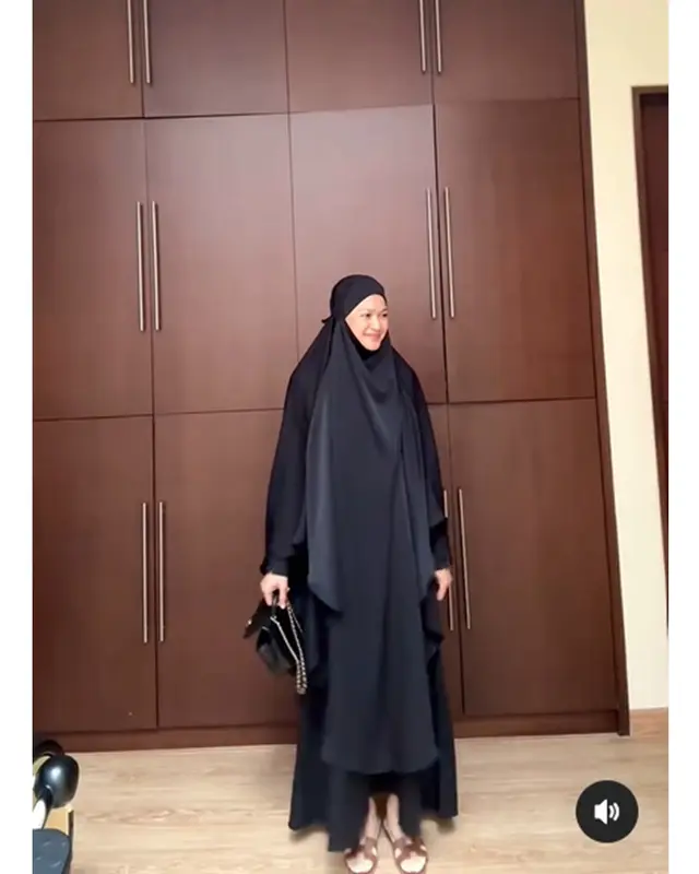 6 Potret Donna Harun berhijab syari ini bikin pangling, disebut mirip menantunya