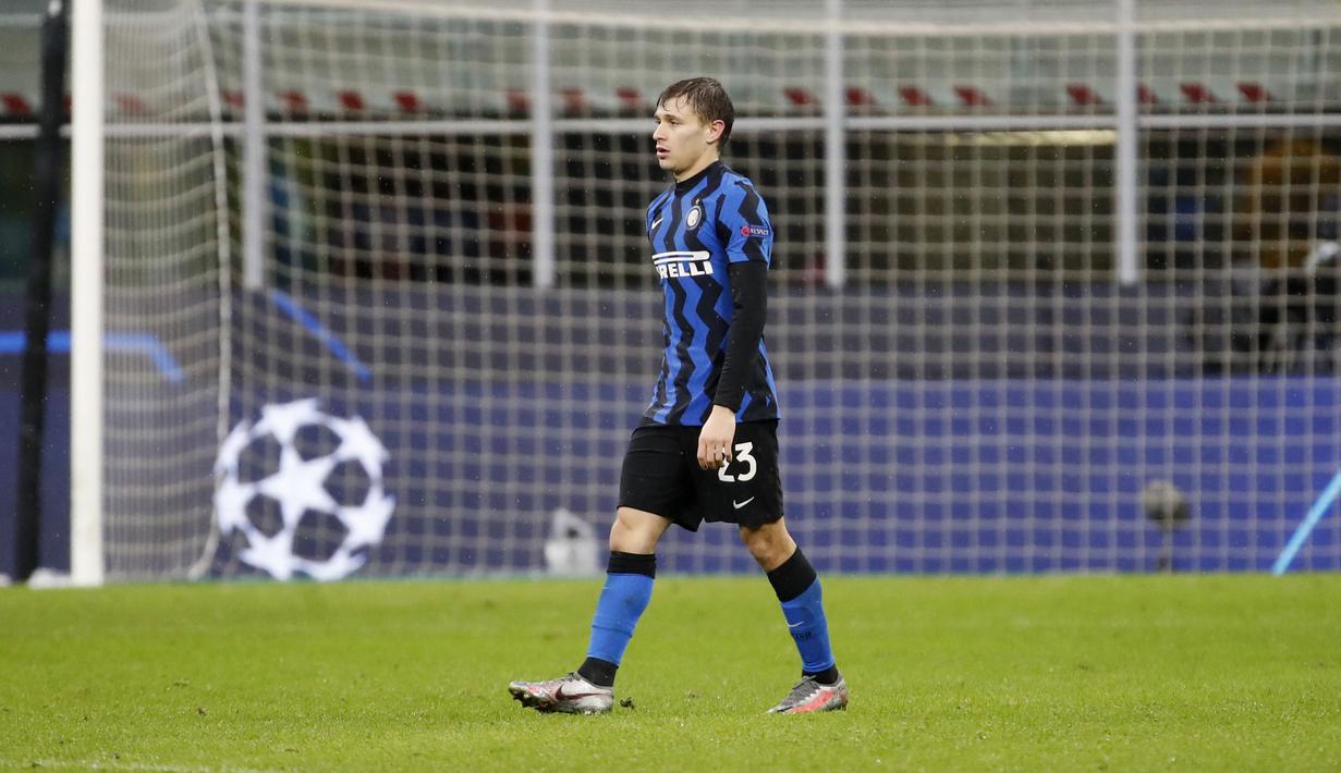 Gelandang Inter Milan, Nicolo Barella, tertunduk lesu usai bermain imbang melawan Shakhtar Donetsk pada laga Liga Champions di Stadion Giuseppe Meazza, Kamis (10/12/2020). Inter Milan gagal melaju ke babak 16 besar karena hanya menjadi juru kunci di grup B. (AP/Antonio Calanni)