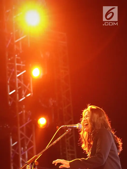 Penampilan solois asal Jakarta Danilla Riyadi selama Prambanan Jazz Festival 2019 di Komplek Taman Wisata Candi Prambanan, Jumat (5/7/2019). Prambanan Jazz 2019 digelar selama tiga hari yaitu 5-7 Juli. (Fimela.com/Bambang E. Ros)