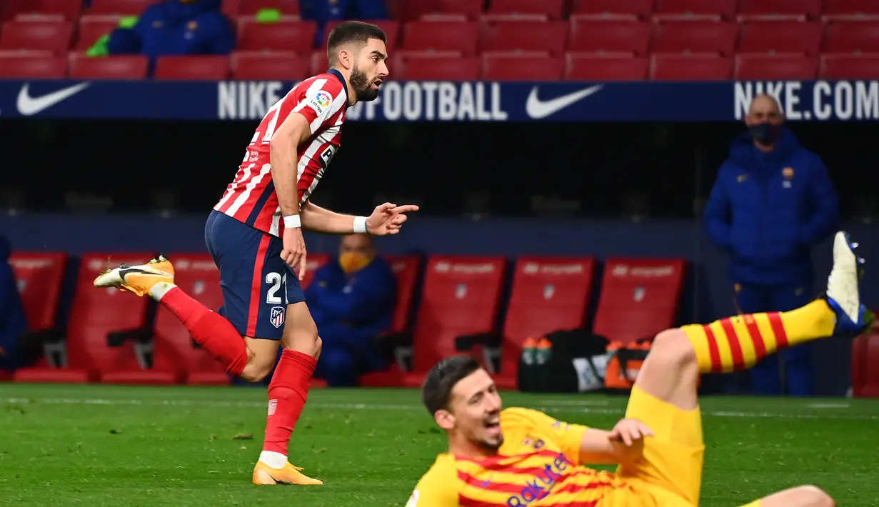 Gelandang Atletico Madrid, Yannick Carrasco berselebrasi usai mencetak gol ke gawang Barcelona pada pertandingan lanjutan La Liga Spanyol di stadion Wanda Metropolitano di Madrid, Spanyol, Sabtu (21/11/2020). Atletico menang tipis atas Barcelona 1-0. (AFP/Gabriel Bouys)
