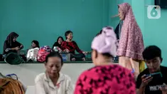 Sejumlah warga terdampak banjir terpaksa mengungsi di dalam Masjid Jami Al Mujahidin, Jati Padang, Pasar Minggu, Jakarta Selatan, Selasa (8/7/2025). (Liputan6.com/Herman Zakharia)