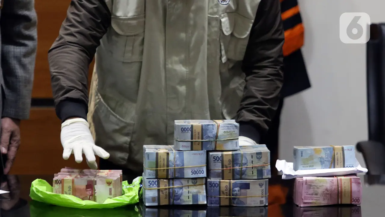 Tumpukan Uang Barang Bukti Penangkapan dan Penahanan Bupati Bogor Ade Yasin