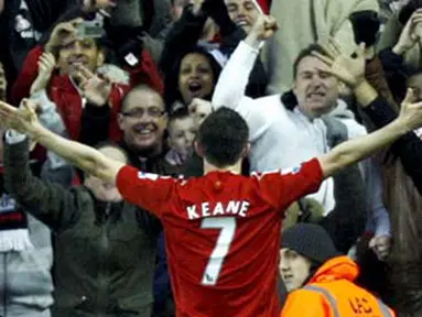 Liverpool&#039;s Robbie Keane celebrates scoring his second goal against Bolton Wanderers in their English Premier League match at Anfield in Liverpool, on December 26, 2008. Liverpool won 3-0. AFP PHOTO/PAUL ELLIS