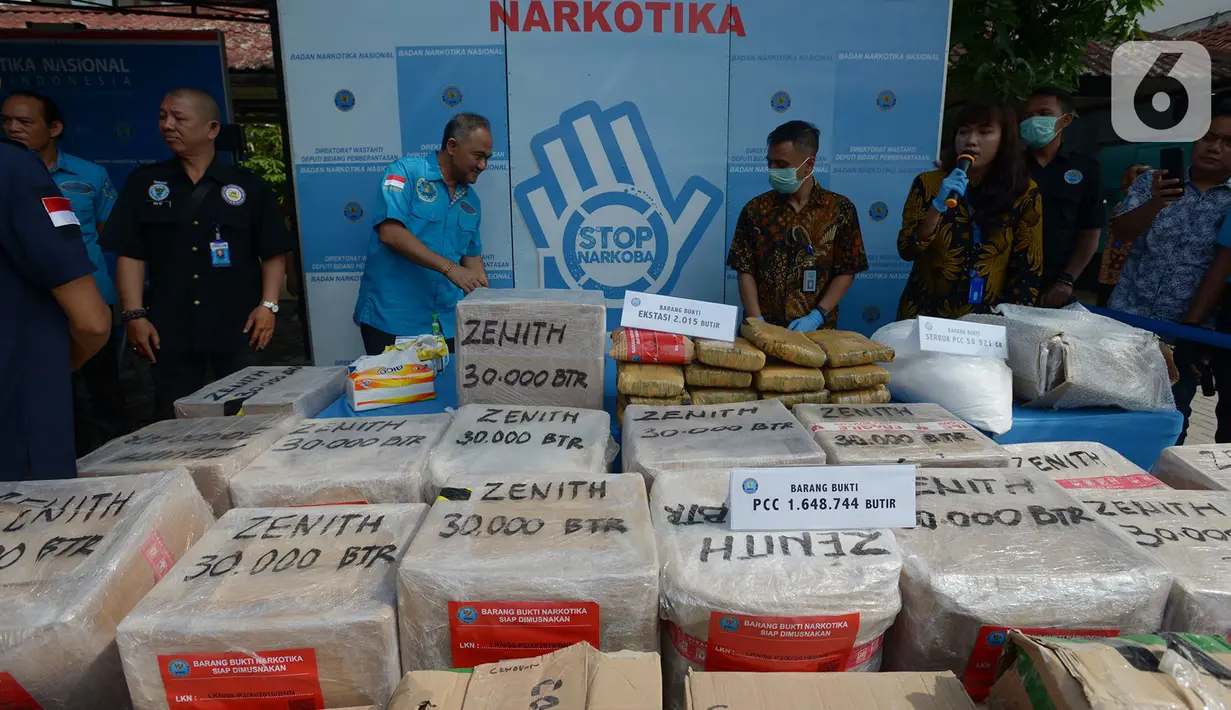 Kepala BNN, Komjen Heru Winarko melihat barang bukti hasil tindak pidana Narkotika untuk dimusnahkan di Lapangan Parkir BNN, Jakarta, Jumat (20/12/2019). BNN memusnahkan sebanyak 1.648.744 butir PCC, 56.921 gram serbuk PCC , 2.015 butir ekstasi dan 57.882.06 gram ganja. (merdeka.com/Imam Buhori)