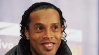 Legenda Brasil, Ronaldinho, resmi ditunjuk menjadi duta Barcelona 2017. (EPA/Andy Rain)