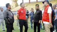PSSI saat melakukan inspeksi ke Stadion Si Jalak Harupat, Soreang (1/2/2020). (Bola.com/Erwin Snaz)
