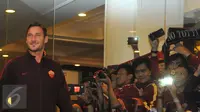 Pemain tim sepakbola AS Roma Francesco Totti tiba di Hotel Shangri La, Jakarta, Jumat (24/07/2015). Tim liga Italia berjulukan Giallorossi (Kuning-Merah) tersebut akan menggelar pertandingan intern antara skuadnya.  (Liputan6.com/Herman Zakharia)