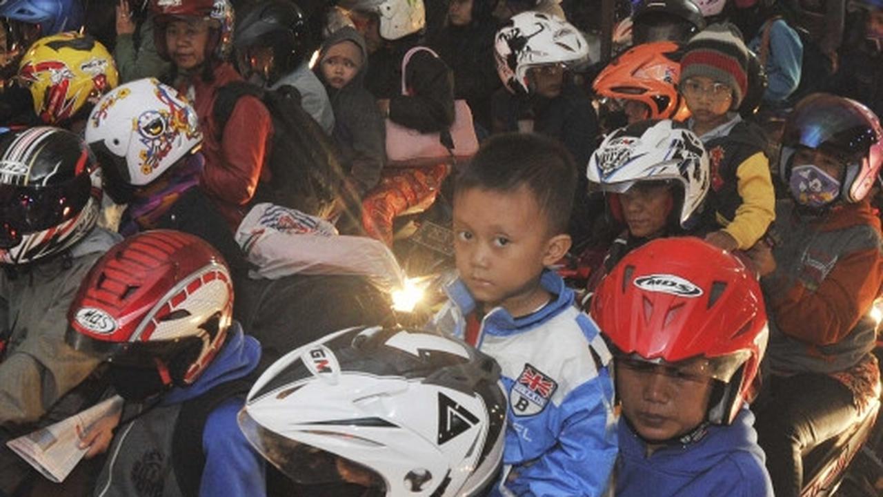 Potret lelah anak-anak pemudik sepeda motor