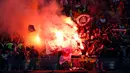 Suporter PSG merayakan gelar juara Coupe de France di Stade de France, Sabtu (21/5/2016). (AFP/Thomas Samson)
