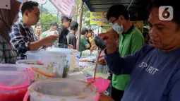 Pasar takjil Bendungan Hilir (Benhil) masih menjadi salah satu primadona bagi warga Jakarta dan sekitarnya yang mencari beraneka ragam hidangan berbuka puasa di bulan Ramadan. (Liputan6.com/Herman Zakharia)