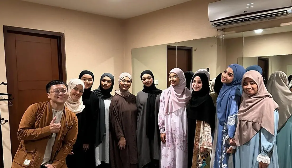 Kedua kakak beradik ikutin kajian Ustad Hanan Attaki bersama sang ibu, Nola yang juga tampil santun [@riafinola]