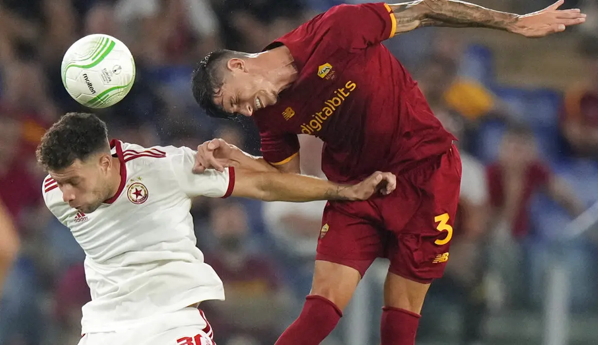Gelandang CSKA Sofia, Yanic Wildschut berebut bola dengan pemain AS Roma, Roger Ibanez pada pertandingan grup C Liga Europa di Stadion Olimpiade Roma, Jumat (17/9/2021). AS Roma menang telak atas CSKA Sofia 5-1. (AP Photo/Andrew Medichini)