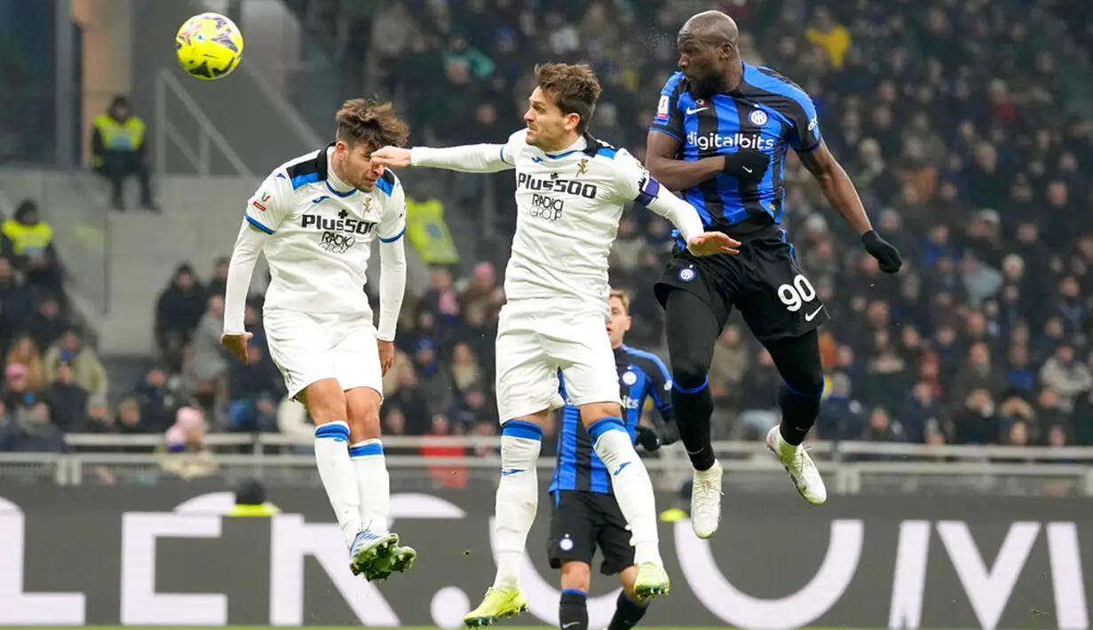 Pemain Inter Milan Romelu Lukaku (kanan) melakukan tembakan ke gawang Atalanta pada pertandingan sepak bola perempat final Coppa Italia di Stadion San Siro, Milan, Italia, 31 Januari 2023. Inter Milan menang 1-0 atas Atalanta dan berhasil melaju ke semifinal Coppa Italia. (AP Photo/Antonio Calanni)