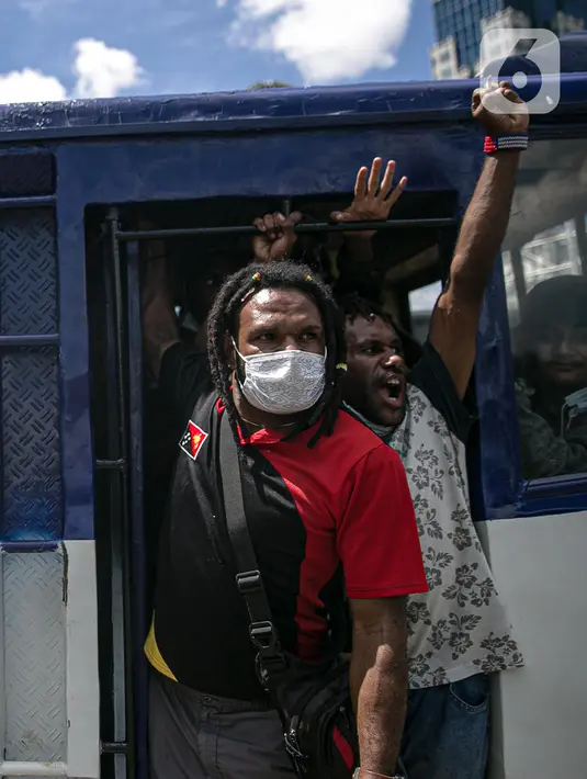 Massa yang tergabung dalam Aliansi Mahasiswa Papua (AMP) menggelar aksi di kawasan Patung Kuda, Jakarta, Selasa (1/12/2020). AMP menyerukan kepada dunia internasional untuk membangun konsolidasi solidaritas perjuangan hak menentukan nasib sendiri bagi bangsa West Papua. (Liputan6.com/Faizal Fanani)