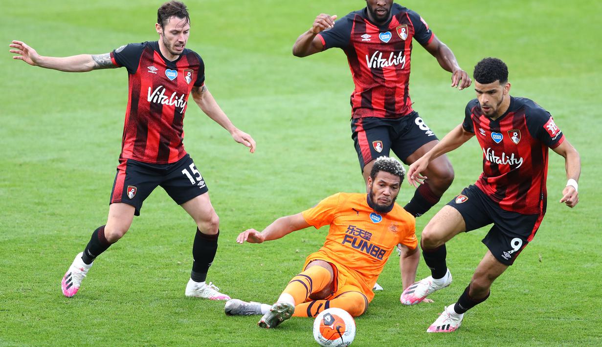 Striker Newcastle United, Joelinton, berebut bola dengan pemain Bournemouth pada laga lanjutan Premier League pekan ke-32 di Vitality Stadium, Kamis (2/7/2020) dini hari WIB. Newcastle menang 4-1 atas Bournemouth. (AFP/Michael Steele/pool)