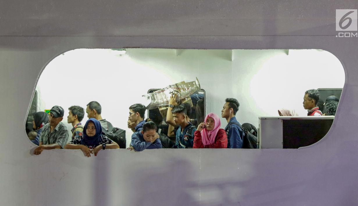 Pemudik saat berada kapal penyebrangan menuju pelabuhan Bakauheni di Dermaga 1 Pelabuhan Penyebrangan Merak, Banten, Sabtu (1/6/2019). Hingga Sabtu (1/6) pukul 08.00 WIB, tercatat 400.309 orang menyebrang dari pelabuhan Merak menuju Bakauheni. (Liputan6.com/Helmi Fithriansyah)