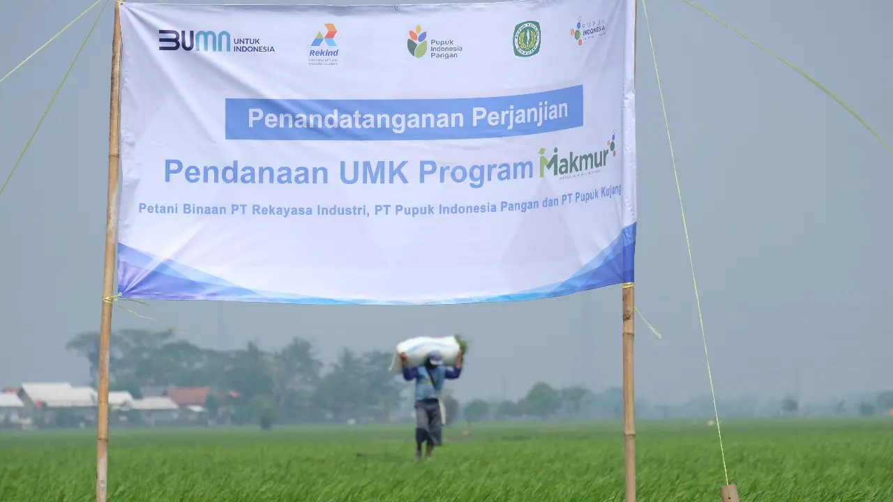 PT Rekayasa Industri (Rekind) menyalurkan bantuan dana pinjaman bagi 50 petani di sejumlah kecamatan di Kabupaten Karawang, Jawa Barat.