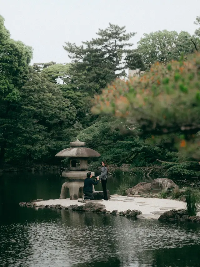 Gaya Serasi Teuku Rassya dan Calon Istri Saat Lamaran Romantis di Jepang, Layering Monokrom Jadi Kunci Tampil Elegan