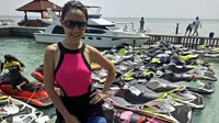 Putri Patricia usai mengendarai jetski ke Pulau Sepa, Kepulauan Seribu