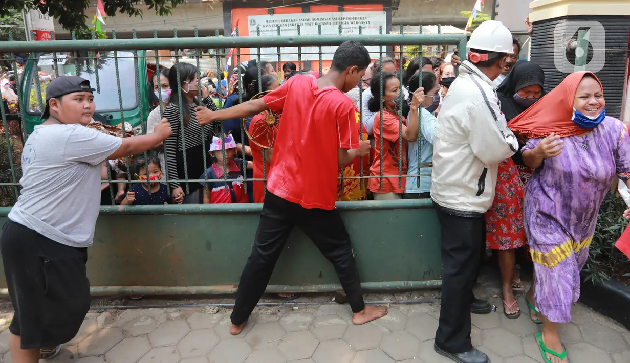 Warga berdesakan untuk mendapatkan daging kurban di Kelurahan Menteng, Jakarta Pusat, Sabtu (1/8/2020). Pembagian daging kurban tersebut berjalan lancar meskipun sebagian warga mengabaikan protokol Kesehatan. (Liputan6.com/Angga Yuniar)