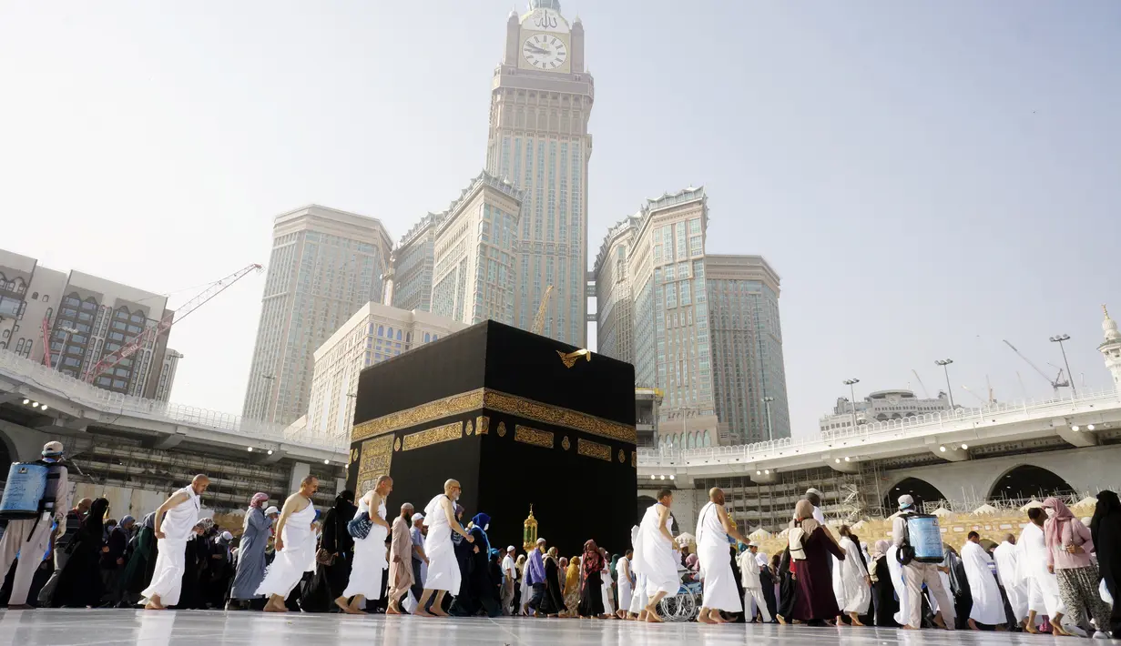 Umat Muslim berdoa di sekitar Kakbah Masjid al-Haram, Makkah, Arab Saudi, Rabu (4/3/2020). Pelarangan sementara ibadah umrah dilakukan untuk mencegah meluasnya penyebaran virus corona. (AP Photo/Amr Nabil)